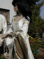 Dtail des manches mdivales de la robe de marie de Dame Anne