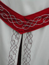 Broderies de la ceinture et des pans de la fausse jupe