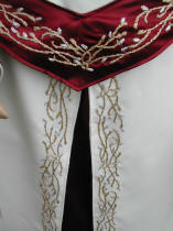 Broderies de la ceinture et des pans de la fausse jupe