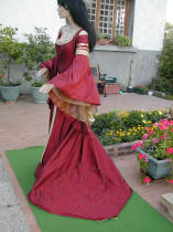 Robe de marie elfique, avec broderies arabesque sur la trane