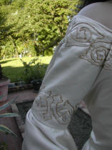 Broderies au-dessus du coude