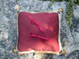 Coussin porte-alliances bordeaux et dor