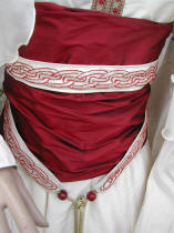 Ceinture croise avec broderies celtiques, sur un bustier pliss en soie sauvage bordeaux