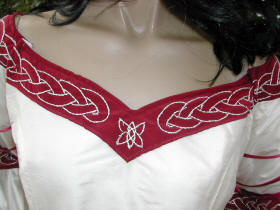 broderies celtiques de l'encolure bateau