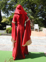 Robe mdivale rouge avec capuche et laages