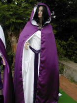 La cape elfique violette et blanche de Dame Christelle