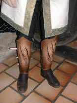 Fausses bottes en cuir repouss, motif griffes de dragon