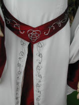 Broderies de la ceinture et des pans de la fausse jupe