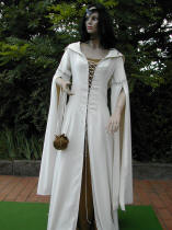 La sur-robe de Dame Valrie, capuche sur les paules