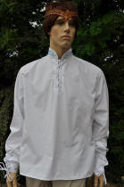 Chemise mdivale, avec laages et broderies