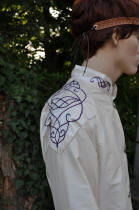 Dtails des broderies de l'encolure et des paules