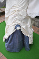 Robe qui se relve sur une fausse-jupe bleu ardoise