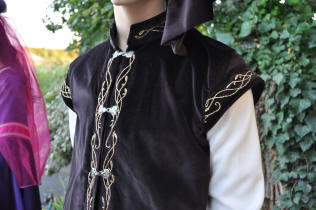 Tunique mdivale en velours marron, entirement brode