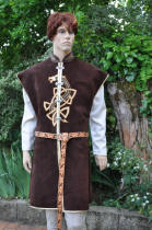 Tabard en cuir marron, avec dragon celtique