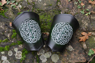 Canons d'avant-bras médiévaux en cuir, noeud celtiques