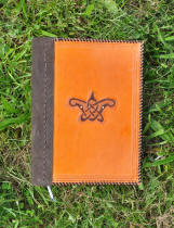 Couverture de livre de poche en cuir, motif celtique