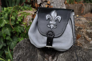 Aumnire en cuir motif fleur de lys