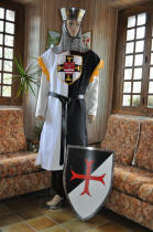 costume médiéval complet, avec une tunique médiévale, un bouclier, une cervelière templière
