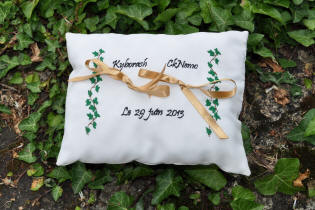 Coussin porte-alliances personnalis avec broderies, date du mariage et prnoms