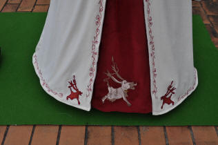 Dtails des broderies "vaches" de la robe de Dame Jessica