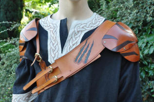 Les épaulières viking en cuir, avec motifs tribaux viking, de  Sieur Fabien