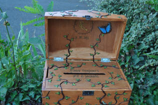Coffre-urne elfique, lierres et papillons