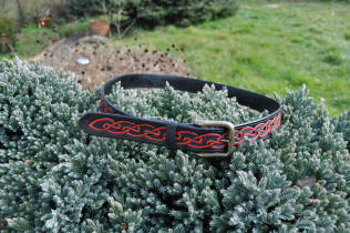 Ceinture noire et rouge, motif tresse celtique