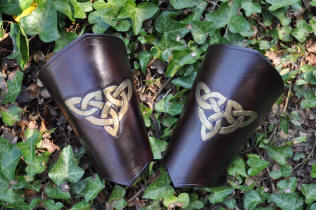 Canons d'avant-bras médiévaux en cuir, avec motif celtique bronze