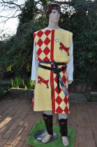 Tabard mdival en lin jaune et rouge, avec hraldique