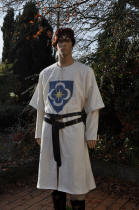 Tabard mdival en lin, avec armoiries sur le devant