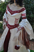 les broderies elfiques de la robe de marie de Dame Cassandre