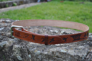 Ceinture en cuir marron - motif chasse