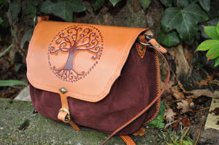 Sac  main en cuir de forme aumnire, marron et rouge,  motif arbre de vie