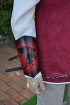 Canons d'avant-bras mdivaux en cuir noir et rouge, motif dragon