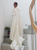 La robe de marie celtique et la cape elfique en mousseline de soie de Dame Claude