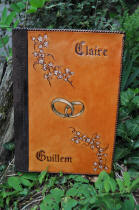 Couverture de Livre d'or en cuir pour mariage, anneaux entrelacés, prénoms et lierre