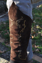 Fausses bottes ou chaps en cuir velours avec motif papillon