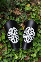 canons d'avant-bras motif noeud celtique blanc sur fond noir