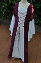 Robe mdivale bordeaux et ivoire pour jeune fille