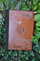 Grimoire elfique en cuir, motifs feuilles de lierre et symbole de l'amour