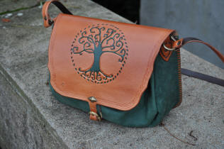 Sac  main marron et vert de forme aumnire, motif arbre de vie