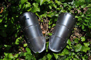 Canons d'avant-bras mdivaux en cuir - imitation armure