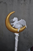 sculpture de dragon sur une lune