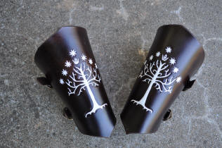 Canons d'avant-bras mdivaux en cuir marron fonc, motif arbre du gondor