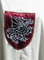 Le blason dragon sur la cotte d'arme en lin cru