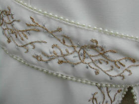 Les broderies elfiques de la ceinture, rehausses par un rang de petites perles