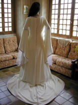 La robe mdivale de  Dame Christine pour son mariage, vue de dos
