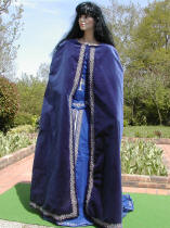 Cape elfique en velours bleu, entirement brod, motifs tresse celtique