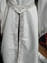 Broderies de la ceinture et des pans de la robe